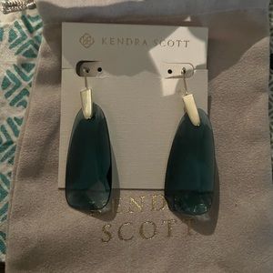 Kendra Scott earrings hardly worn ❤️